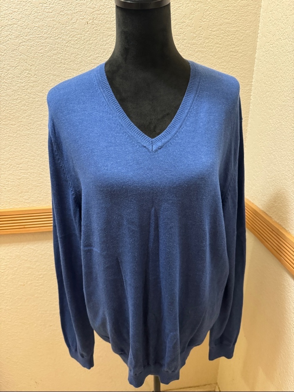 Men’s Van Heusen Navy Blue V-Neck Sweater Size L